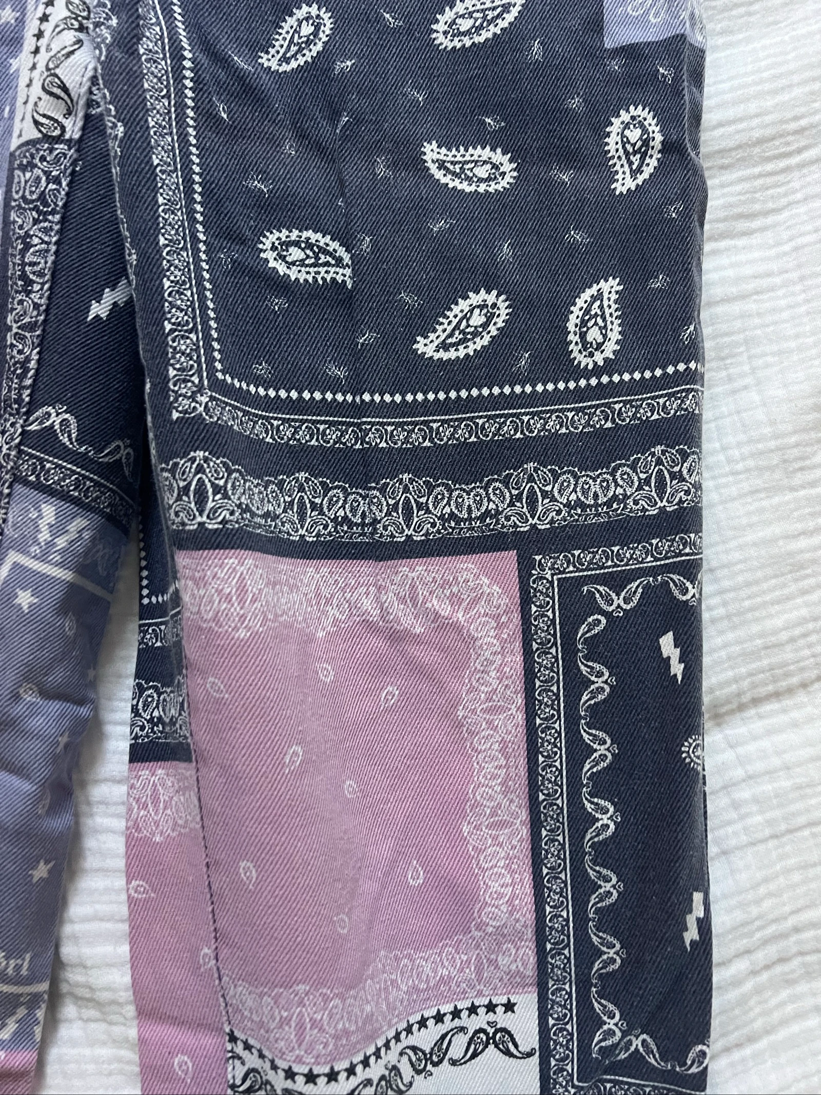 Calça com estampa roxa rosa e branca – photo 3